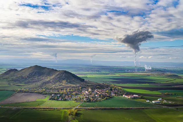 Pohled na elektrárnu Počerady.