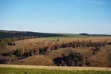 Tři větrníky v krajině Krušných hor