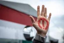 a hand raised in the air, with the symbol of the teachers' protest: an exclamation mark in a circle.