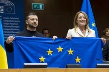 Volodymyr Zelenský a Roberta Metsolaová, vlajka EU