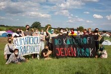 Účastníci Klimakempu 2020 s transparenty