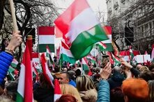 Budapešť, Maďarsko - 03. 15. 2025: Státní svátek a demonstrace svolaná opozičním vůdcem Peterem Magyarem, příznivci s vlajkami na Andrassy St.