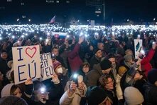 Slovensko je Evropa, lidé demonstrující s transparenty I love EU 