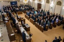 Poslanci na ustavující schůzi složili slib