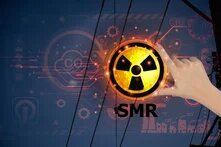 znak radioaktivity a ženská ruka