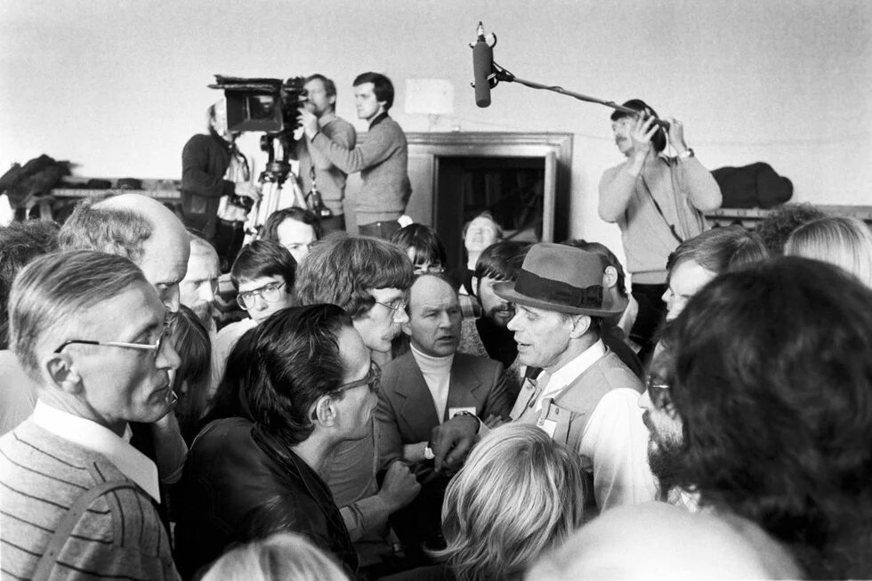 Zakládací sjezd Zelených ve Stadthalle v Karlsruhe 12. a 13. ledna 1980, Joseph Beuys ve Stadthalle Zakládací sjezd Zelených ve Stadthalle v Karlsruhe 12. a 13. ledna 1980, Joseph Beuys ve Stadthalle