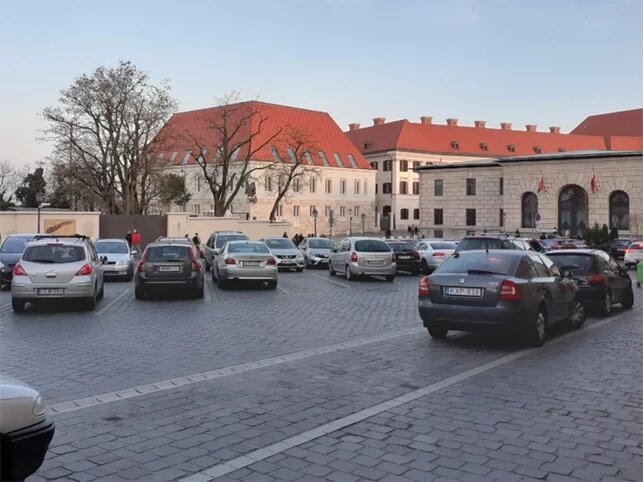 Dísz Square with the residence of the Prime Minister (to the right in the background) and the priority investment parcel adjacent to the kindergarten (to the left) 