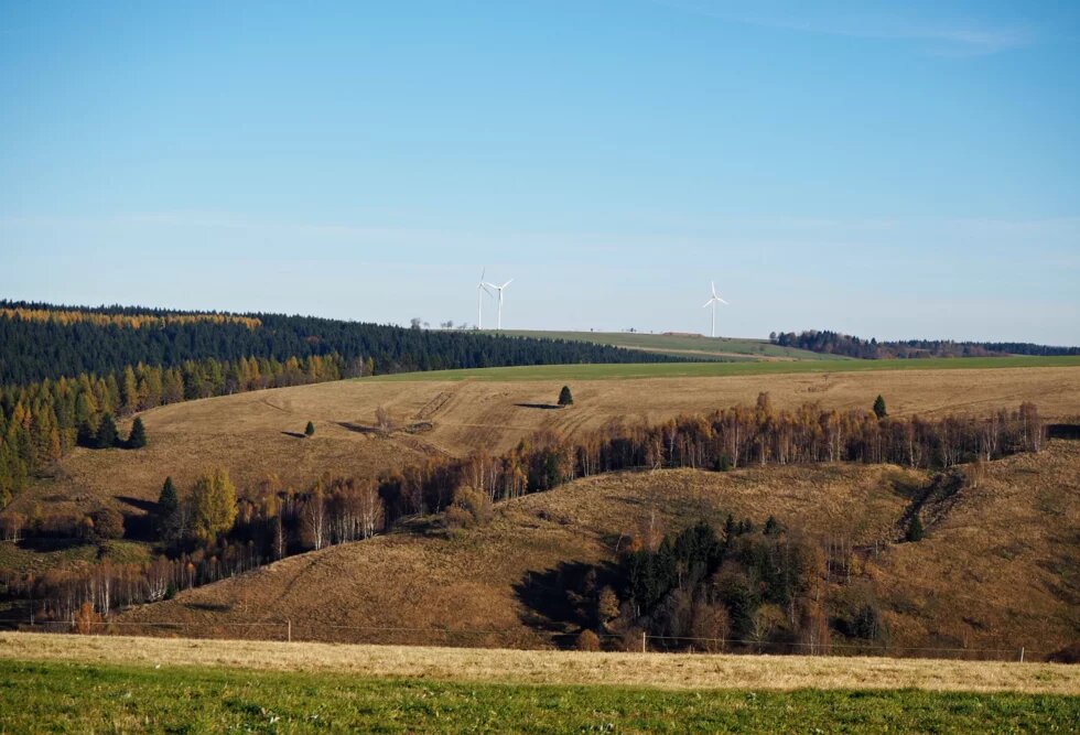 Tři větrníky v krajině Krušných hor