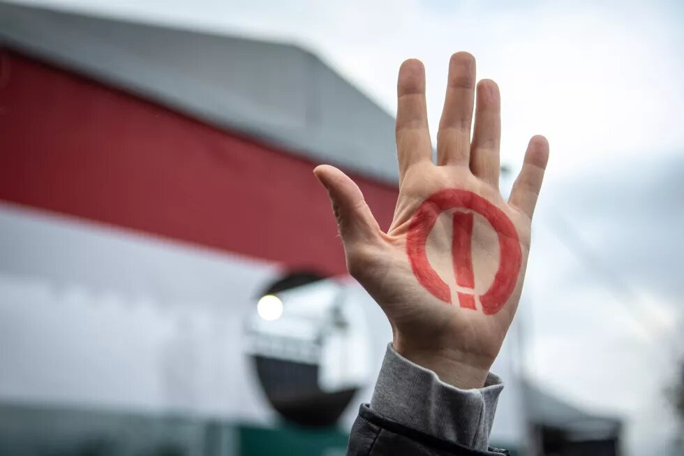 protester's hand with the symbol of the teachers' protests, 5 October 2022 a hand raised in the air, with the symbol of the teachers' protest: an exclamation mark in a circle.