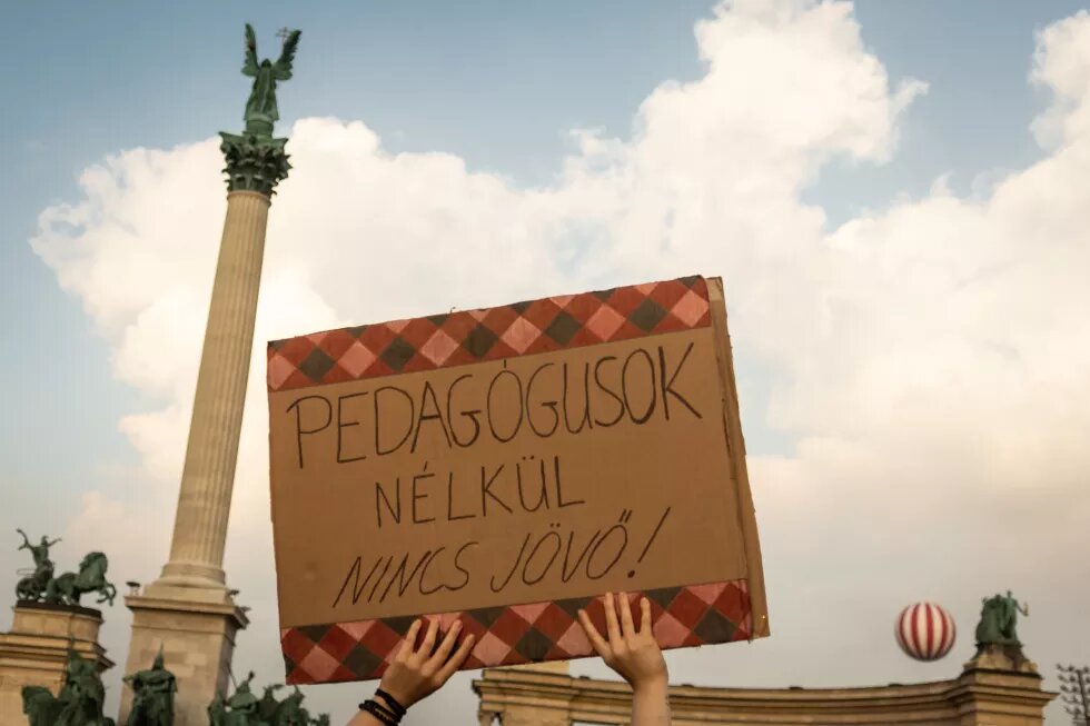 Students holding a "there is no future without pedagogues" sign at a solidarity protest in Budapest