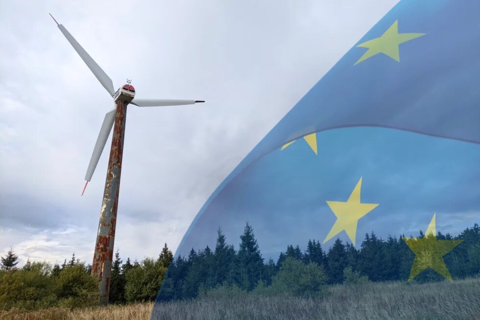 Krušné hory - větrná turbína a vlajka EU