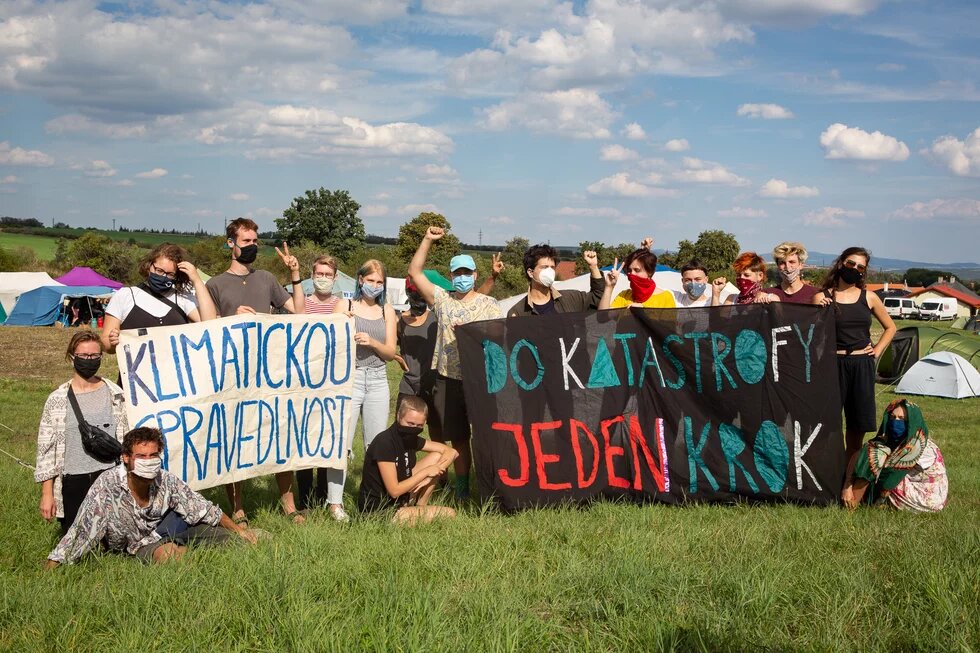Účastníci Klimakempu 2020 s transparenty