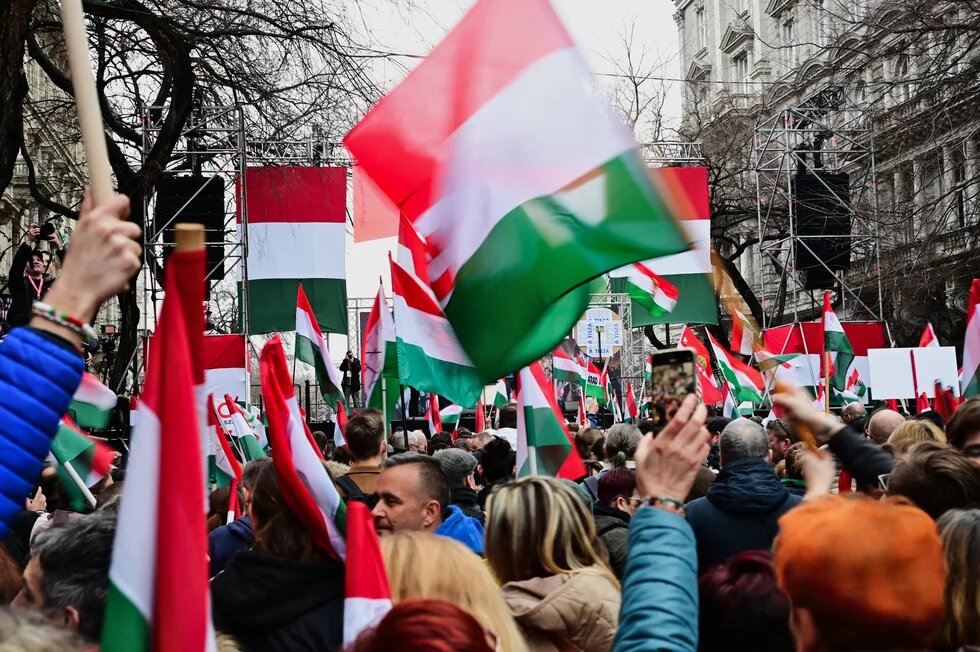 Budapešť, Maďarsko - 03. 15. 2025: Státní svátek a demonstrace svolaná opozičním vůdcem Peterem Magyarem Budapešť, Maďarsko - 03. 15. 2025: Státní svátek a demonstrace svolaná opozičním vůdcem Peterem Magyarem, příznivci s vlajkami na Andrassy St.