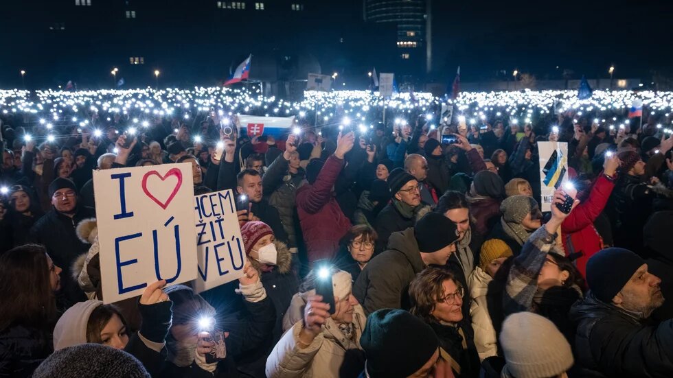 Slovensko je Evropa, lidé demonstrující s transparenty I love EU 