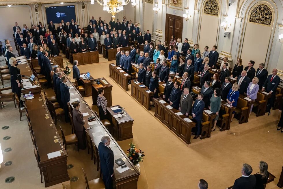 Poslanci na ustavující schůzi složili slib