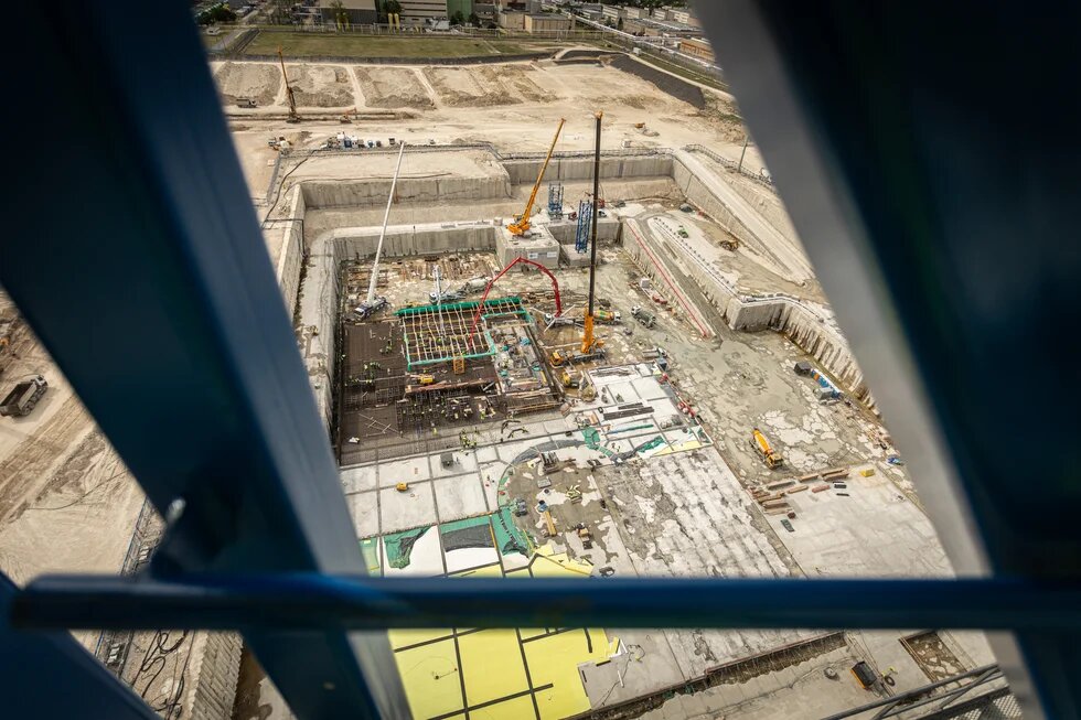 Work processes are taking place in parallel in the bayed excavation pit of Unit 5. 