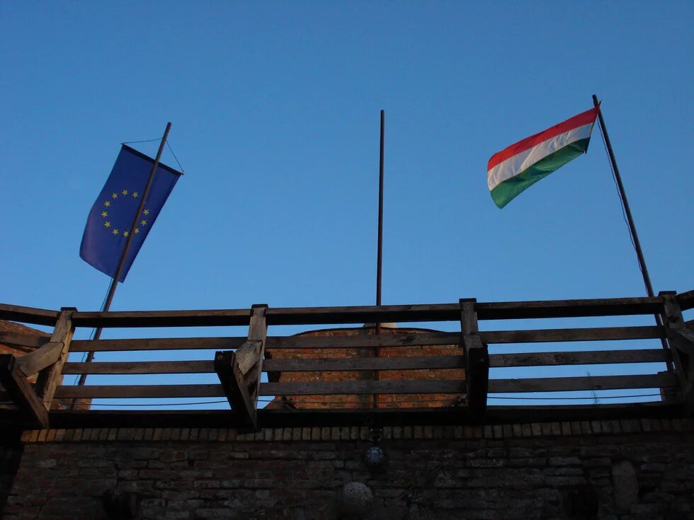 Photo of the uhngarian flag and the european flag