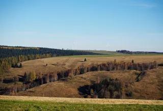 Větrníky v Krušných horách Tři větrníky v krajině Krušných hor